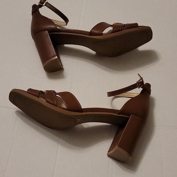 BRAND NEW JONE NEW YORK BLOCK HEEL ADJUSTABLE ANKLE BUCKET STRAP SANDAL G1 - Picture 5 of 16